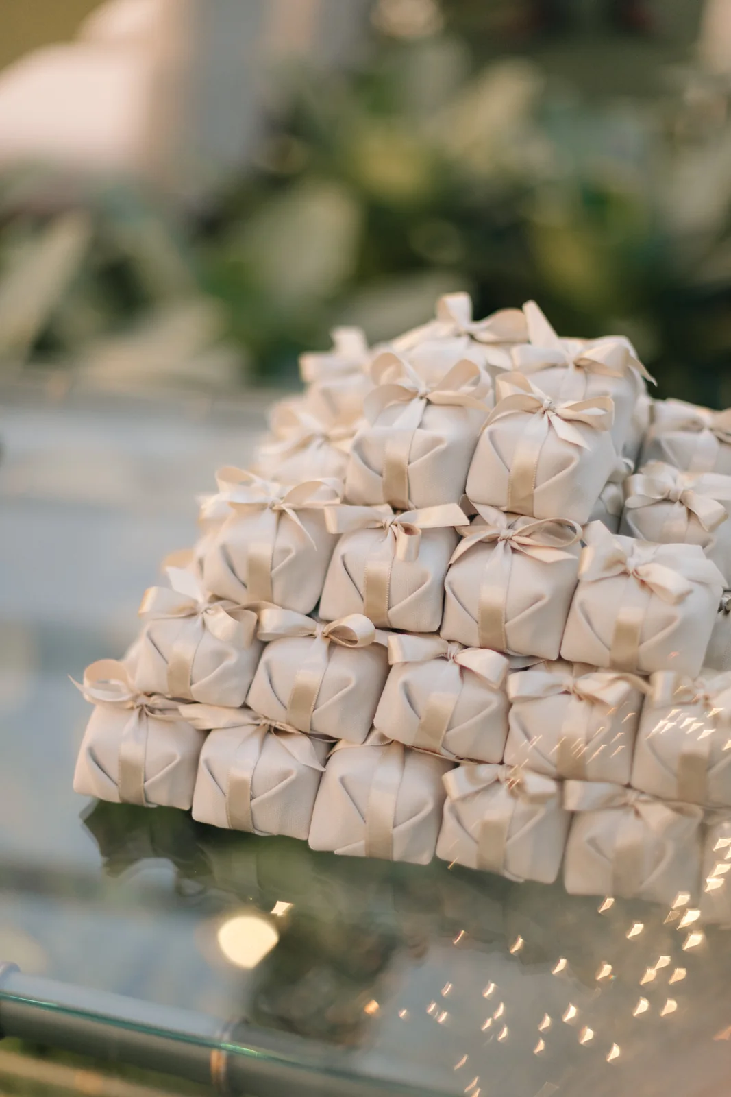 Bem-casados with satin ribbons in shades of ivory