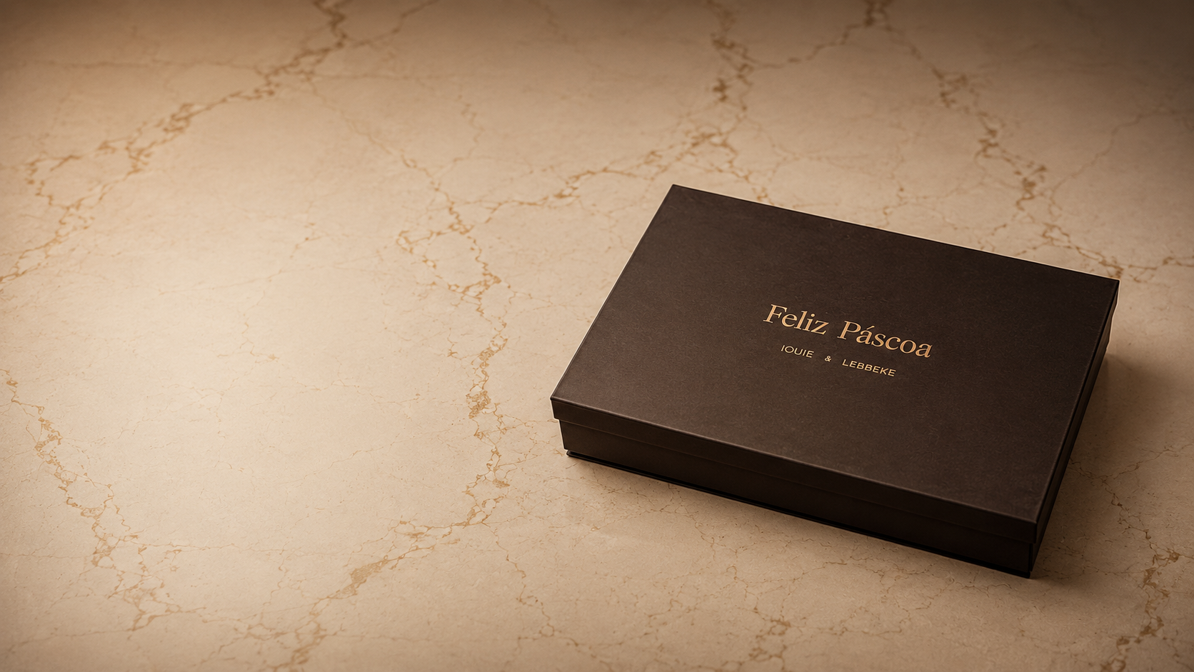 Caixa presente corporativa Lebbeke com gravação em dourado sobre mármore claro