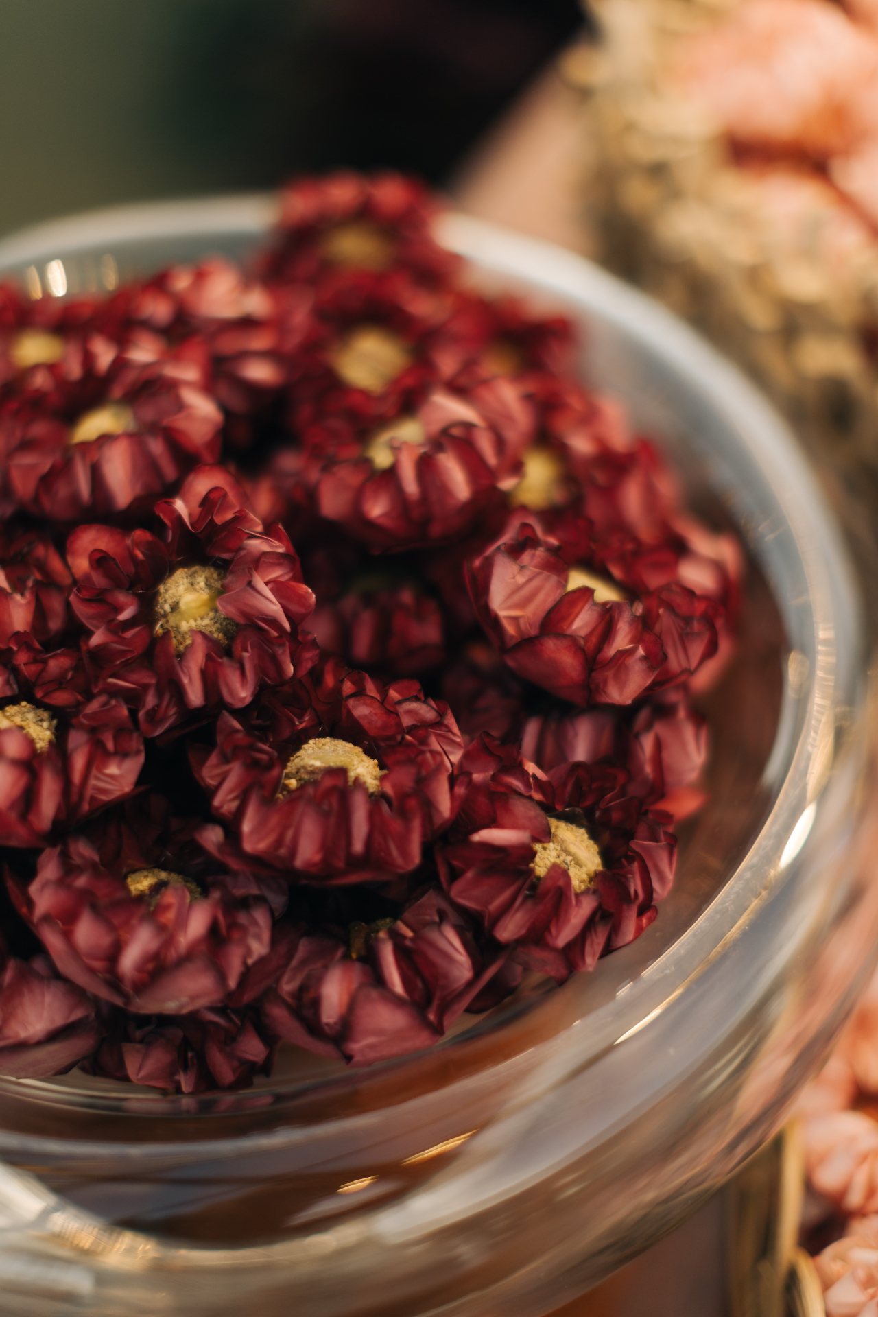 Bombons florais em tom burgundy dentro de bowl de vidro