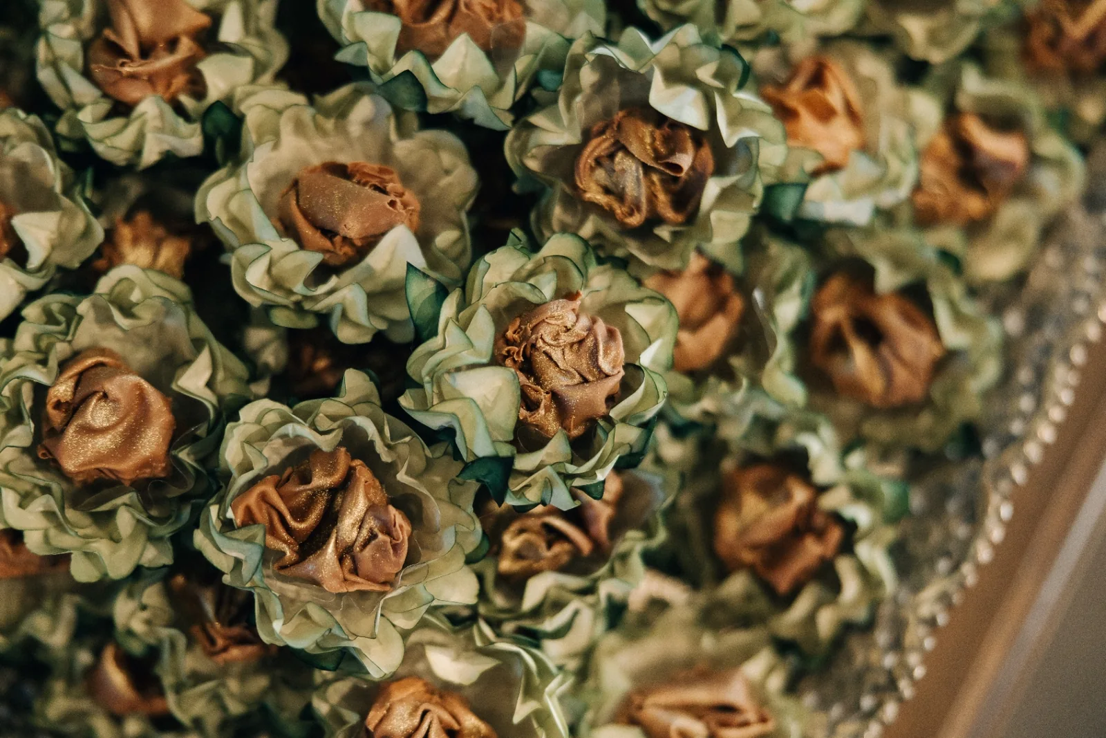 Bem-casados with a touch of gold in green wrappers