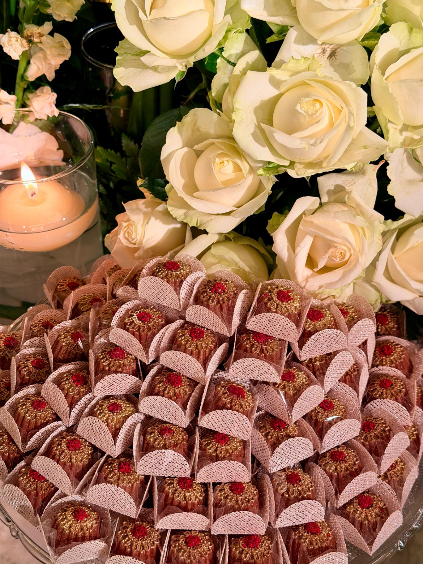 Doces finos Lebbeke entre arranjos florais