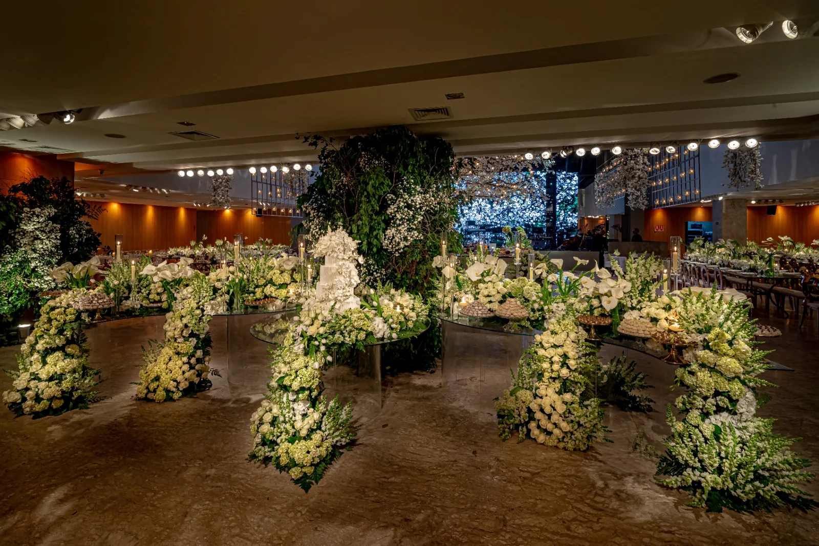 Mesa de doces de casamento com decoração floral branca — Casa Petra, foto de Rafael Cruz