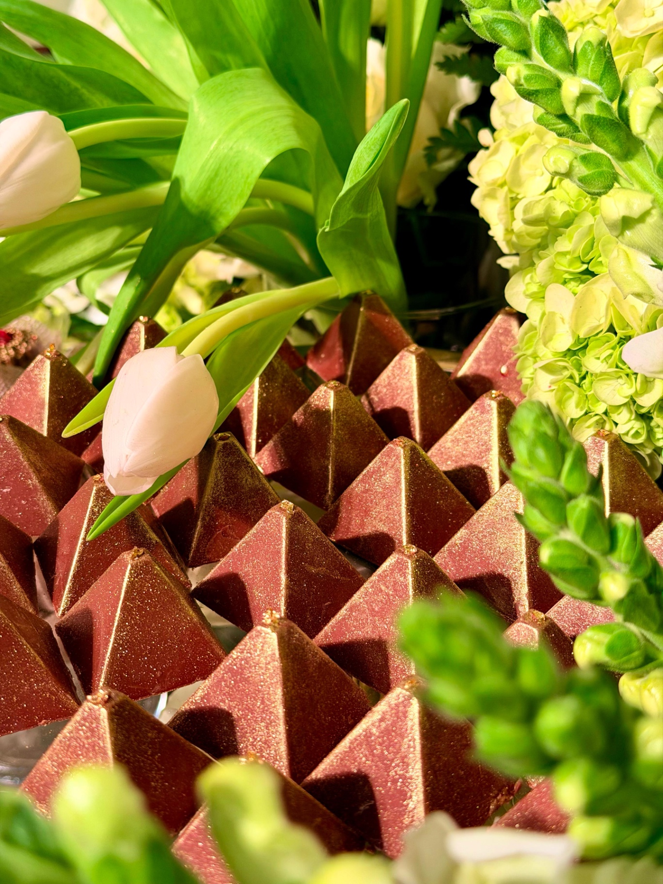 Doces finos Lebbeke entre flores da celebração