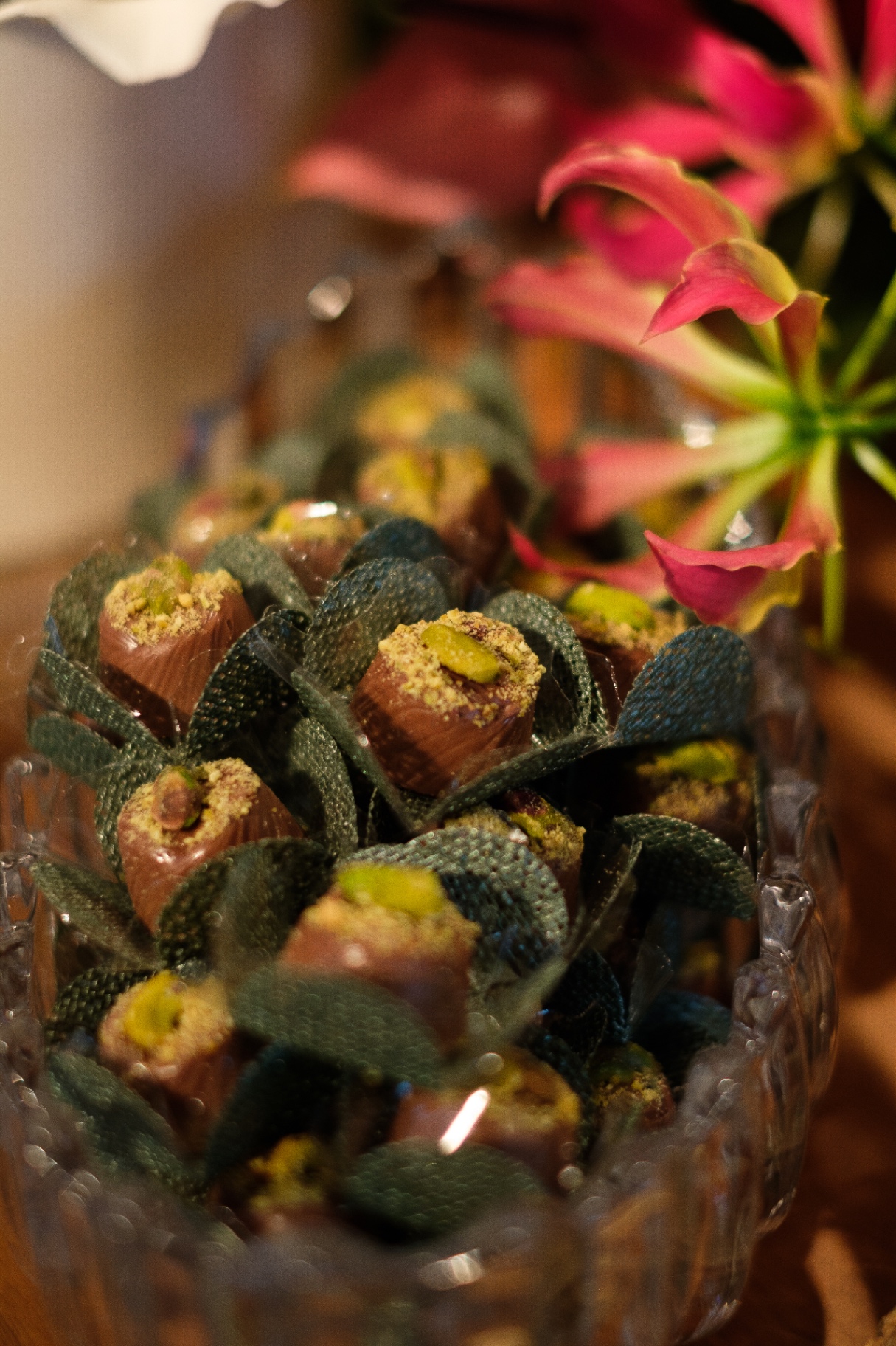 Bombons de pistache decorados com folhas de sálvia