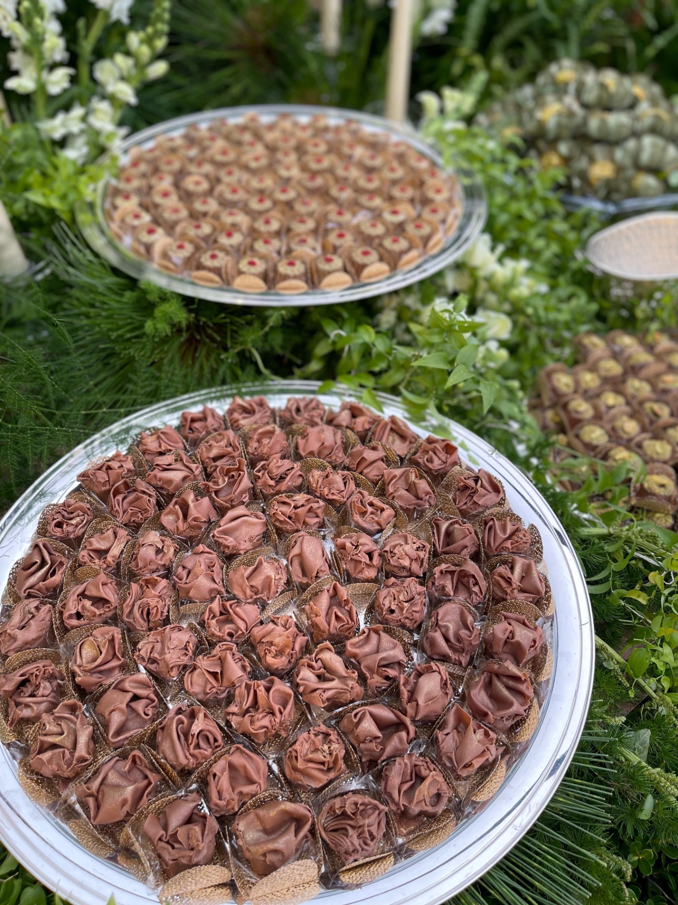 Brigadeiros de rosas em prato de cristal