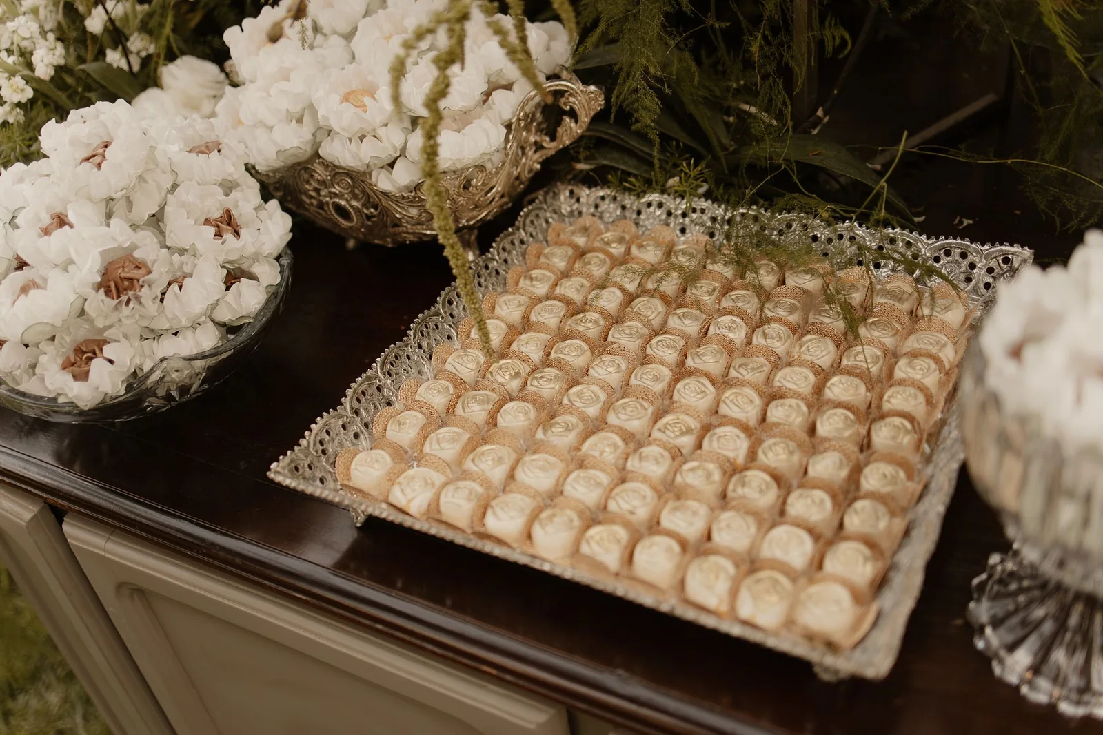 A silver tray with Lebbeke's golden bonbons