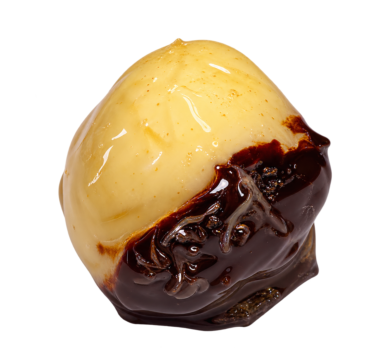 Olho de Sogra caramelizado, com ameixa e coco, envolvido por uma fina camada de caramelo.